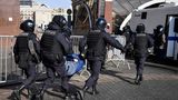 Vier Polizisten tragen einen festgenommenen Demonstranten zum Polizeibus. Insgesamt wurden den Angaben von Owd-Info zufolge seit Beginn des russischen Angriffs auf die Ukraine am 24. Februar mehr als 14.100 Menschen festgenommen.