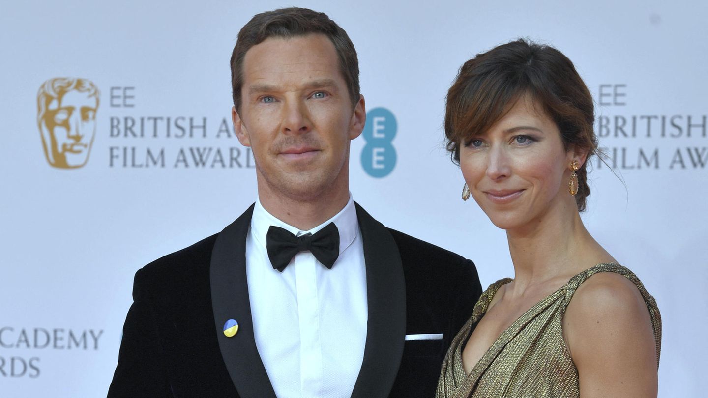 Benedict Cumberbatch mit Ukraine-Anstecknadel bei den Baftas