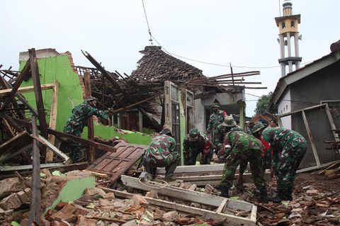 Zerstörte Gebäude nach einem Erdbeben in Indonesien