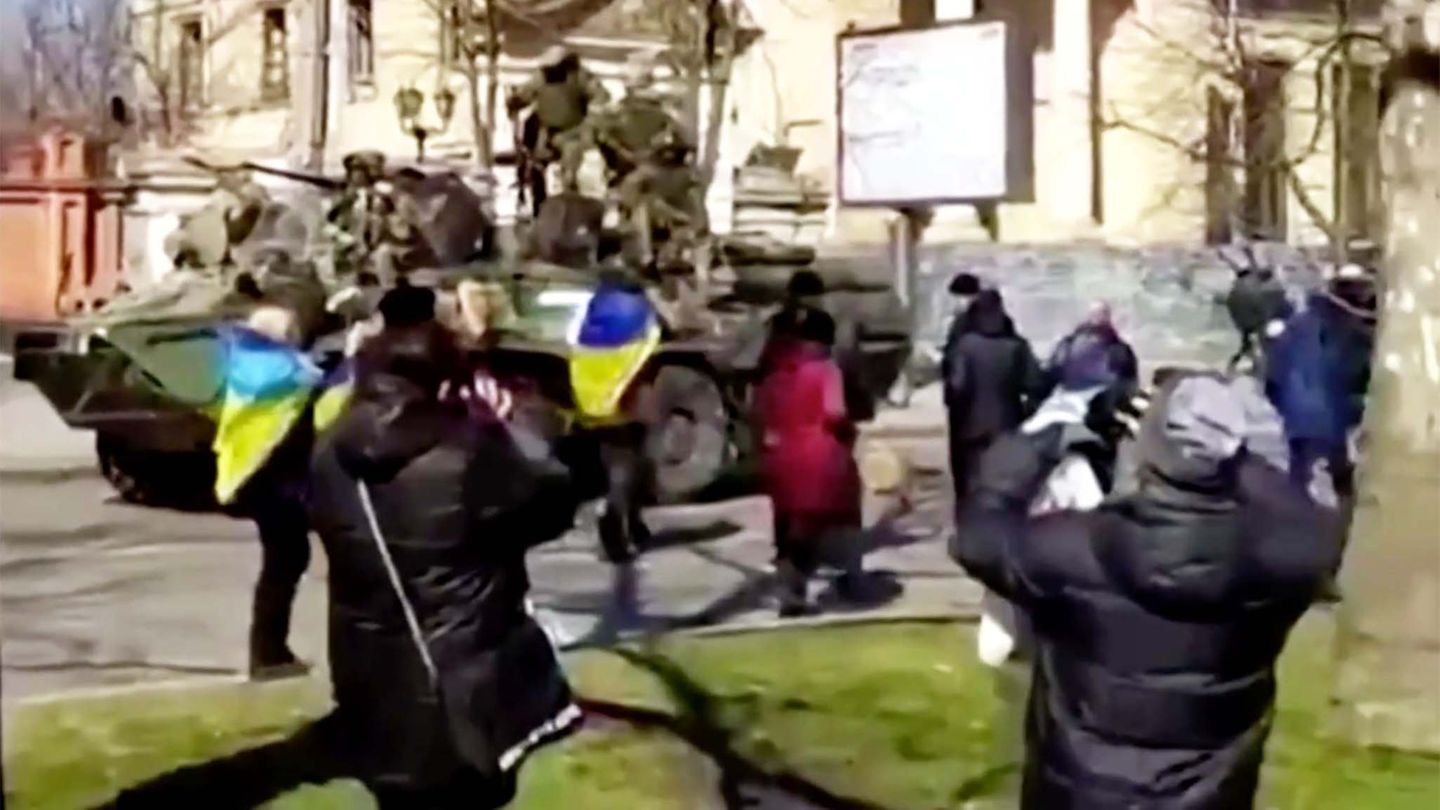 Ukraine war: residents of Kherson demonstrate against Russian occupiers (video)