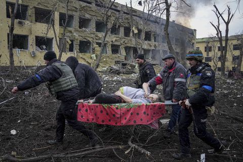 Schwangere Frau wird nach Angriff auf Krankenhaus in Mariupol (Ukraine) abtransportiert