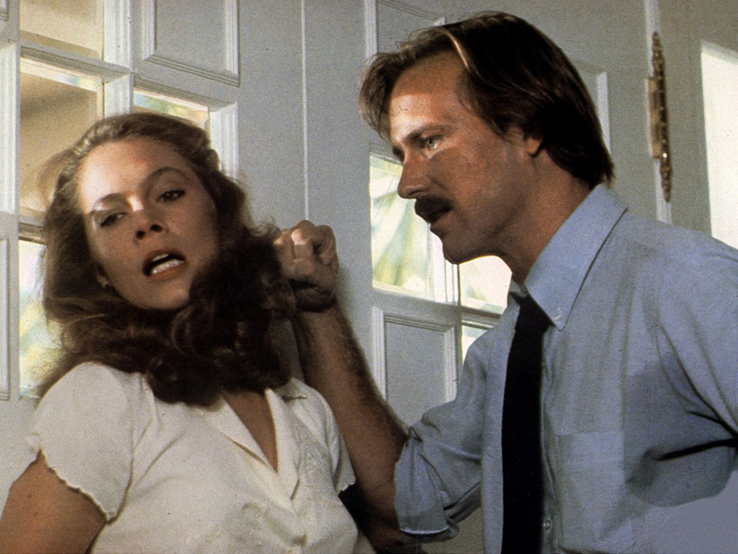 Auch in seinem zweiten Film übernahm er die Hauptrolle: In Lawrence Kasdans Neo-Noir-Thriller "Heißblütig – Kaltblütig" spielte er einen Anwalt, der von einer Femme fatale (Kathleen Turner) manipuliert wird und letztlich im Gefängnis landet.