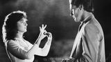 William Hurt und seine gehörlose Kollegin Marlee Matlin 1986 in dem Film "Gottes vergessene Kinder", für den die Schauspielerin den Oscar erhielt. Hurt war nominiert. Beide verliebten sich während der Dreharbeiten ineinander und waren danach eine Zeitlang ein Paar. In ihrer Autobiografie "I'll Scream Later" warf ihm Matlin 2009 vor, ihr gegenüber gewalttätig geworden zu sein. Hurt entschuldigte sich daraufhin öffentlich.