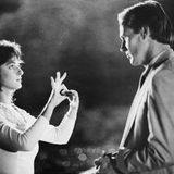 William Hurt und seine gehörlose Kollegin Marlee Matlin 1986 in dem Film "Gottes vergessene Kinder", für den die Schauspielerin den Oscar erhielt. Hurt war nominiert. Beide verliebten sich während der Dreharbeiten ineinander und waren danach eine Zeitlang ein Paar. In ihrer Autobiografie "I'll Scream Later" warf ihm Matlin 2009 vor, ihr gegenüber gewalttätig geworden zu sein. Hurt entschuldigte sich daraufhin öffentlich.