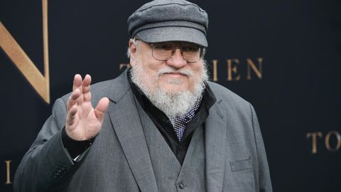 Autor George R.R. Martin winkt den Fotografen auf einer Filmpremiere