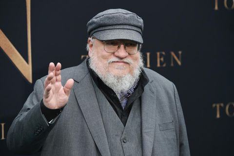 Autor George R.R. Martin winkt den Fotografen auf einer Filmpremiere