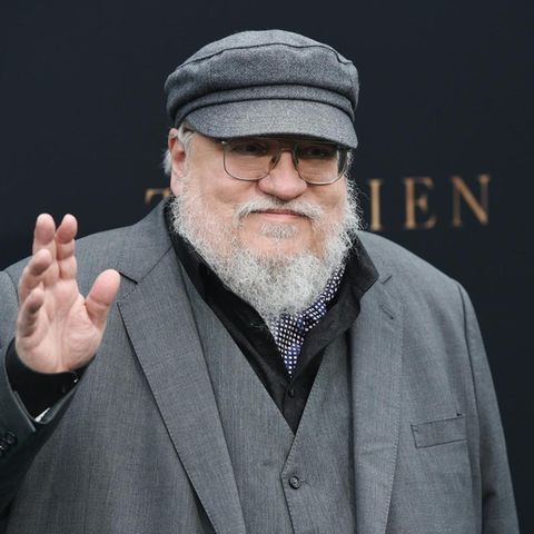 Autor George R.R. Martin winkt den Fotografen auf einer Filmpremiere