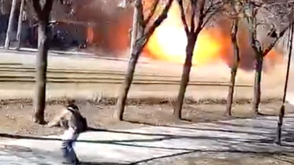 Ukraine: Eine Frau wird in Kiew aus einem Hochhaus gerettet.