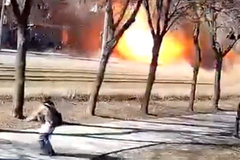 Ukraine: Eine Frau wird in Kiew aus einem Hochhaus gerettet.