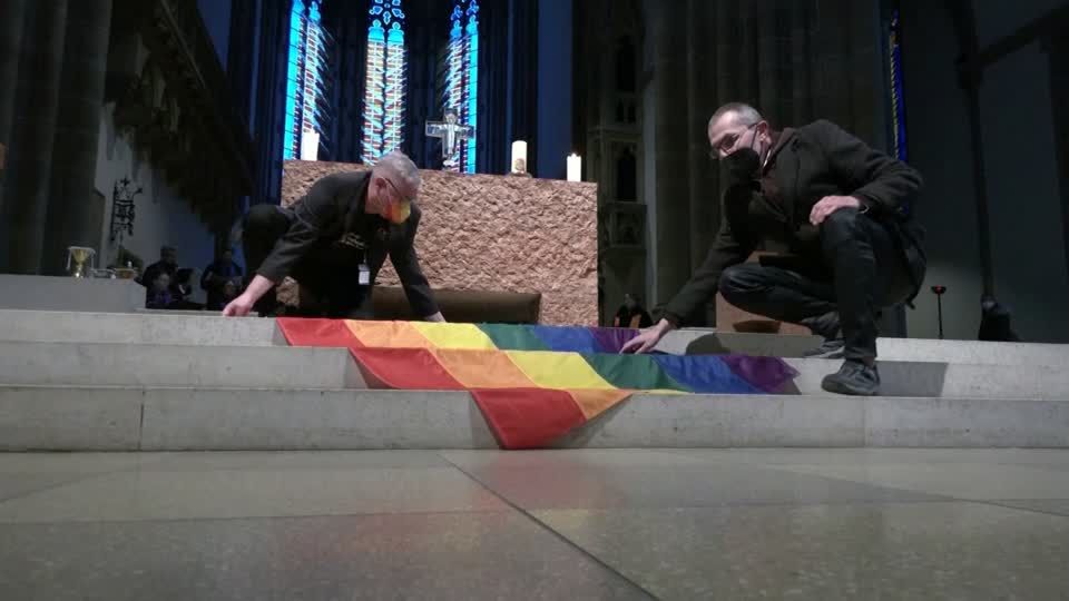 Video: Katholische Kirche in bunt: Queerer Gottesdienst mit Kardinal Marx Video: Katholische Kirche in bunt: Queerer Gottesdienst mit Kardinal Marx