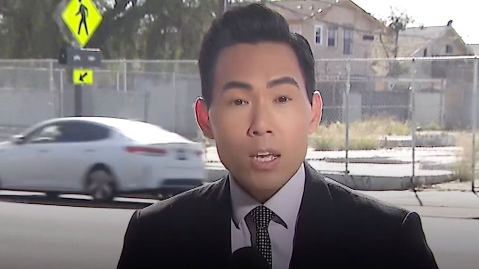 "Gefährlichste Straße in L.A.": Reporter berichtet live, während zwei Autos hinter ihm kollidieren