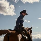 Benedict Cumberbatch sitzt auf einem Pferd