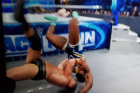 Wrestling: Ridge Holland wirft Big E außerhalb des Ringes zu Boden
