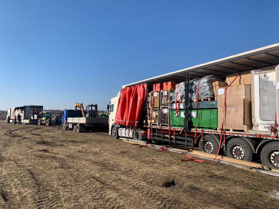 Laster voller Hilfe – die ersten Lkw der "AHRche" bei der Ankunft in Moldau. Dank der Spenden von stern-Lesern und -Leserinnen können Geflüchtete so vorläufig auch in einem Camp vor Ort versorgt werden