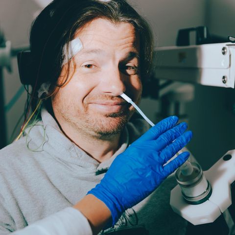 Frank Hermsdorf mit aufgeklebte Elektroden am Kopf und Riechstäbchen in der Nase