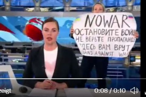 Nur wenige Sekunden war die Protestiererin im russischen Fernsehen zu sehen, dann wurde das Programm unterbrochen