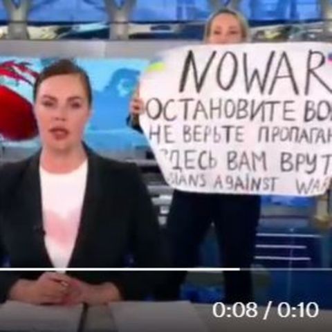 Nur wenige Sekunden war die Protestiererin im russischen Fernsehen zu sehen, dann wurde das Programm unterbrochen