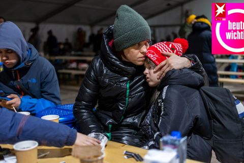 Larissa (r.) aus dem ukrainischen Bucha sitzt mit ihrer Tante und deren Söhnen in einem Zelt für Geflüchtete aus der Ukraine vor dem Hauptbahnhof