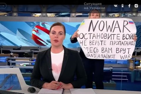 Russland: Marina Owsjannikowa unterbricht die Live-Übertragung der Abendnachrichten des Perwyj Kanals