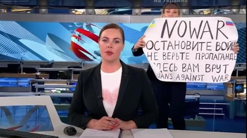 Russland: Marina Owsjannikowa unterbricht die Live-Übertragung der Abendnachrichten des Perwyj Kanals