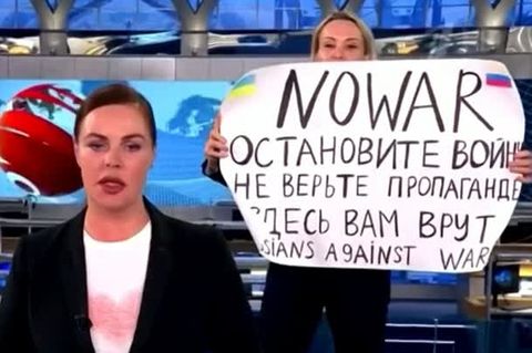 Russland Staatsfernsehen: Frau protestiert in Live-Sendung des Staatsfernsehens gegen Ukraine-Krieg