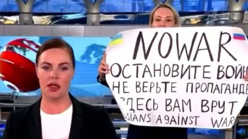 Russland Staatsfernsehen: Frau protestiert in Live-Sendung des Staatsfernsehens gegen Ukraine-Krieg