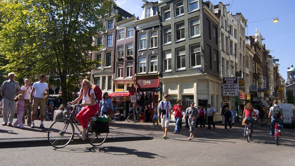 Passanten und Radfahrer in Amsterdam