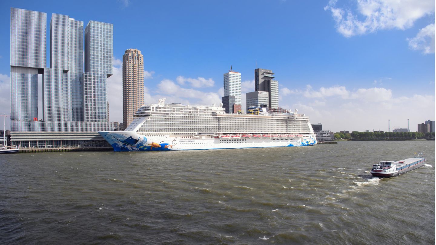 Das  Kreuzfahrtschiff "Norwegian Escape" liegt vor Anker