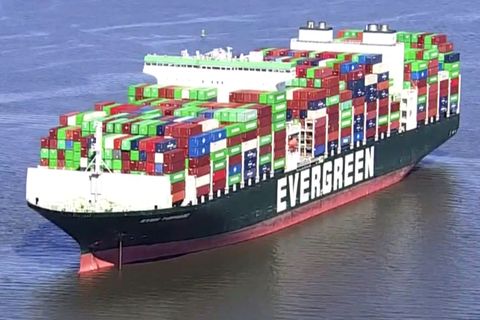 Nach Blockade im Suez-Kanal: „Ever Given"-Schwesterschiff läuft auf Grund