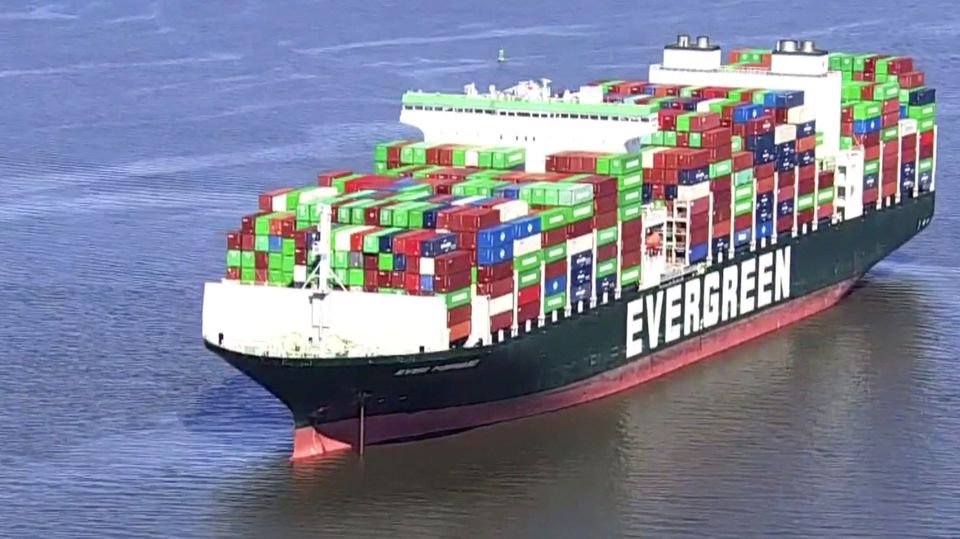 Nach Blockade im Suez-Kanal: „Ever Given"-Schwesterschiff läuft auf Grund