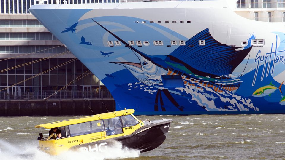 Ein Wassertaxi fährt auf der Maas am Kreuzfahrtschiff "Norwegian Escape"