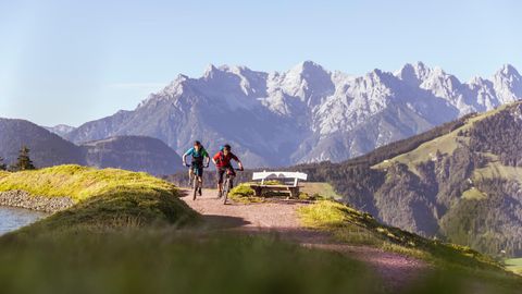 Die Kitzbüheler Alpen bieten ein schier unendliches Routennetz für jeden Anspruch. Strecken der KitzAlps Bikesafari zwischen Hohe Salve, Brixental, St. Johann in Tirol und Pillersee befinden sich oft in Talnähe, der spektakuläre Kitzbüheler Alpen Trail macht (E-)Mountainbiker glücklich.