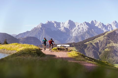 Die Kitzbüheler Alpen bieten ein schier unendliches Routennetz für jeden Anspruch. Strecken der KitzAlps Bikesafari zwischen Hohe Salve, Brixental, St. Johann in Tirol und Pillersee befinden sich oft in Talnähe, der spektakuläre Kitzbüheler Alpen Trail macht (E-)Mountainbiker glücklich.
