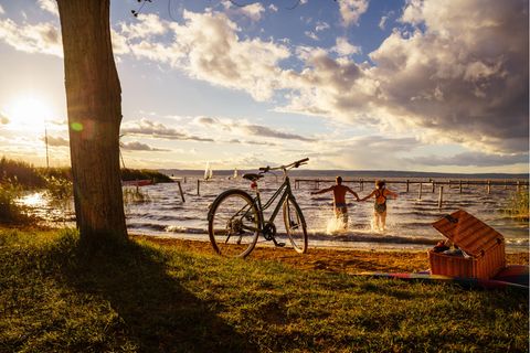 Auf dem fast durchweg asphaltierten Radweg rollt man gemütlich um den zweitgrößten Steppensee Europas. Es gibt nur wenige Steigungen, und wer den Umweg über Ungarn auslassen möchte, kann per Fähre gut abkürzen. Ideal für Familien, die den Nationalpark erkunden wollen.