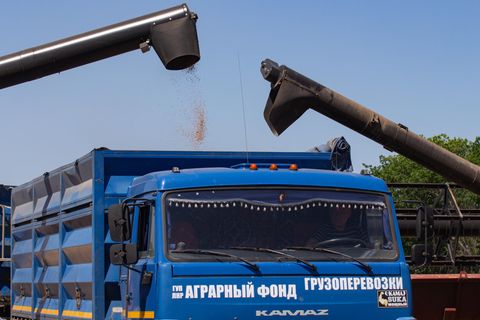 Eine Maschine bei der Weizenernte auf einem Feld in der Ukraine