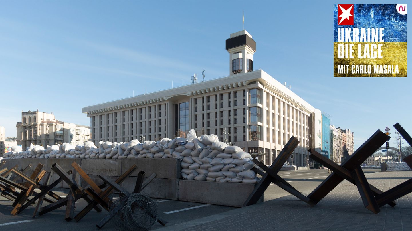 Panzersperren und Sandstäcke liegen quer über eine Straße auf dem Maidan in Kiew, Ukraine