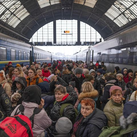 Täglich kommen 10 bis 20 Züge in Lwiw an, mit jeweils bis zu 1000 Geflüchteten. Und viele Menschen wollen weiter, nur raus, Richtung Polen