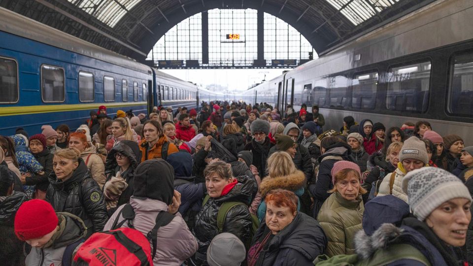Täglich kommen 10 bis 20 Züge in Lwiw an, mit jeweils bis zu 1000 Geflüchteten. Und viele Menschen wollen weiter, nur raus, Richtung Polen