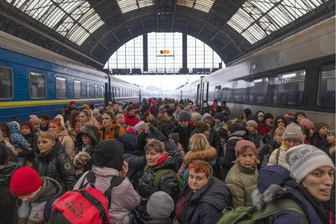 Täglich kommen 10 bis 20 Züge in Lwiw an, mit jeweils bis zu 1000 Geflüchteten. Und viele Menschen wollen weiter, nur raus, Richtung Polen