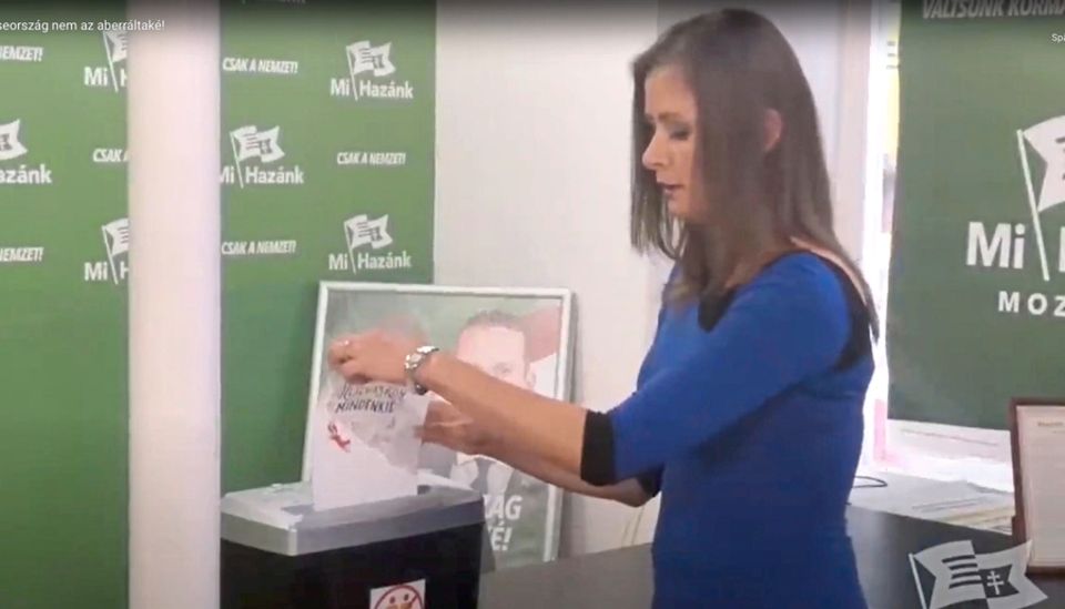 Parlamentsabgeordnete Dóra Dúró beim Schreddern des Märchenbuchs Parlamentsabgeordnete Dóra Dúró beim Schreddern des Märchenbuchs