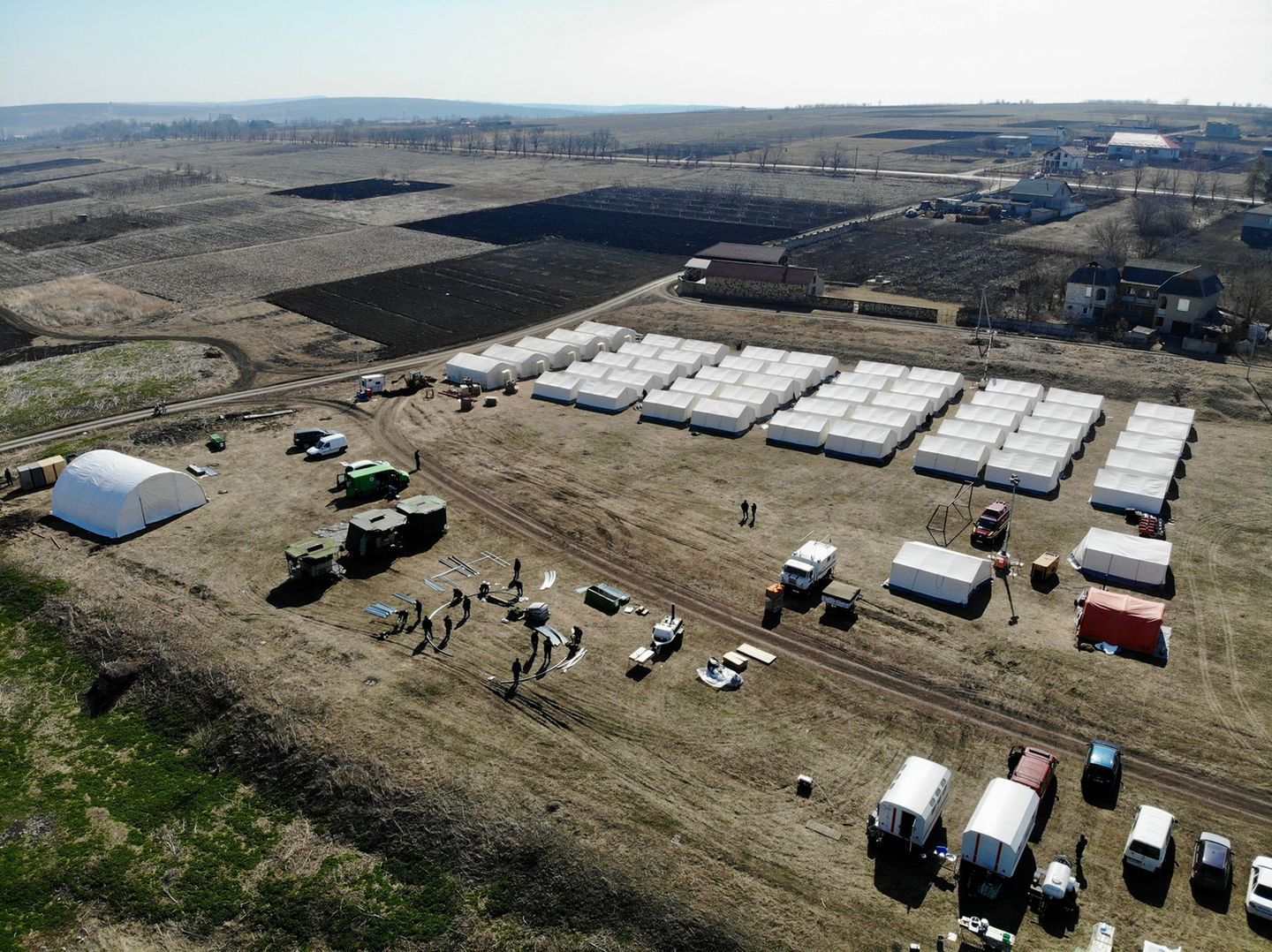 Zelt an Zelt auf dem Fußballfeld: Binnen weniger Tage haben die Helfer der "AHRche" ein Camp für 600 Geflüchtete in Moldawien errichtet