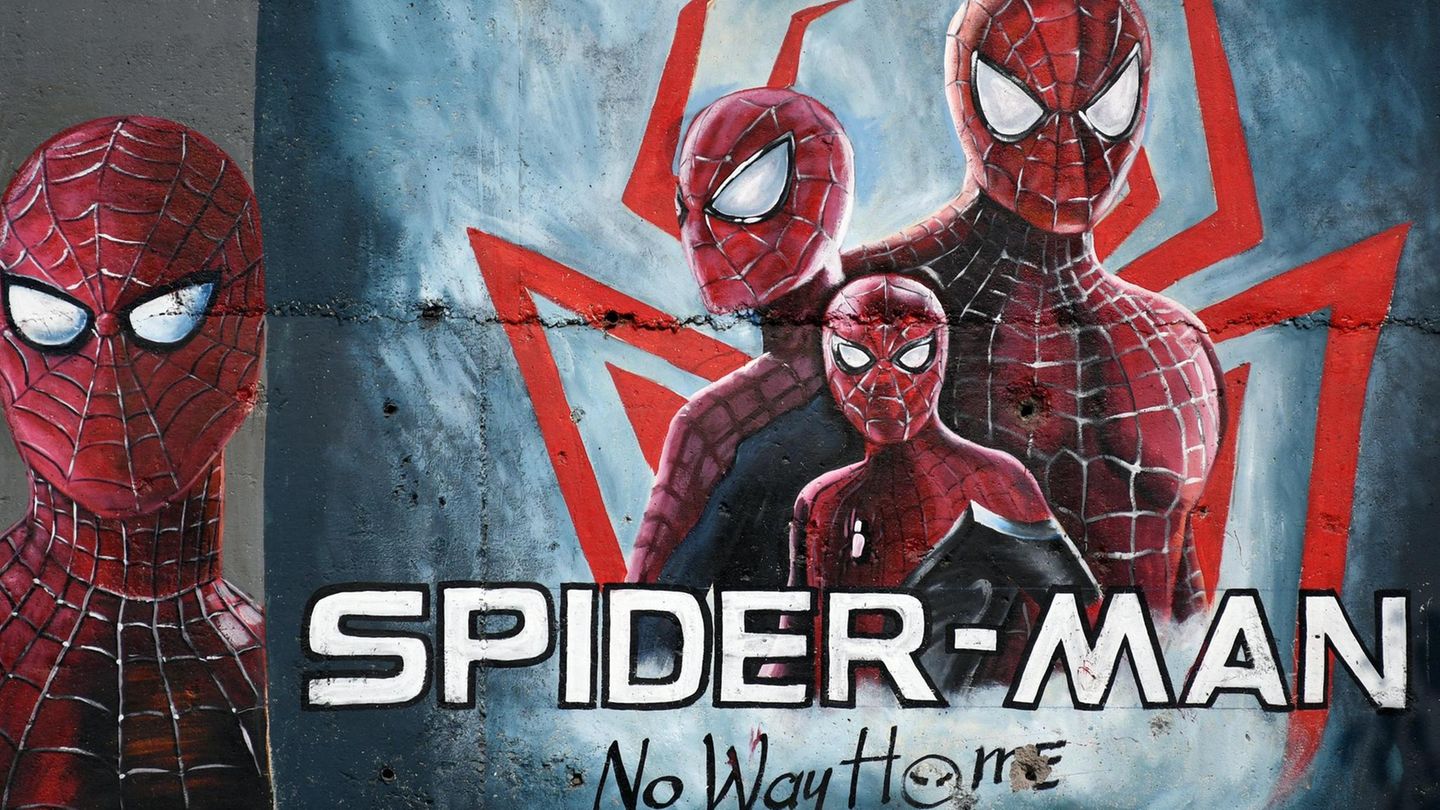 Ein Graffiti mit Spider-Man auf einer Wand in Mumbai Ein Graffiti mit Spider-Man auf einer Wand in Mumbai