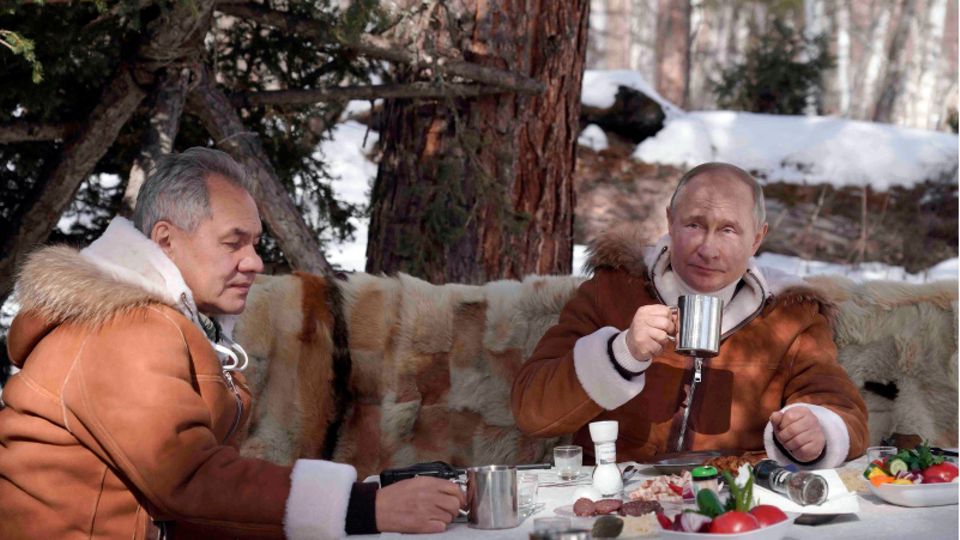 Schoigu und Putin nehmen eine Mahlzeit ein