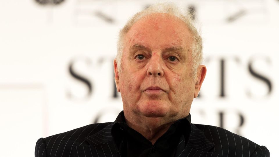 Der geborene Argentinier Daniel Barenboim, 79, hat ukrainische Wurzeln und russische Verwandte. In seinem West-Eastern Divan Orchestra musizieren arabische und jüdische Künstler zusammen, um Frieden zu stiften