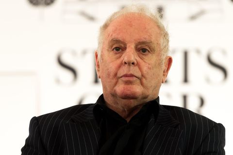Der geborene Argentinier Daniel Barenboim, 79, hat ukrainische Wurzeln und russische Verwandte. In seinem West-Eastern Divan Orchestra musizieren arabische und jüdische Künstler zusammen, um Frieden zu stiften