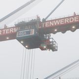 Blick auf die Hauptkatze, dem Fahrerhaus einer Containerbrücke