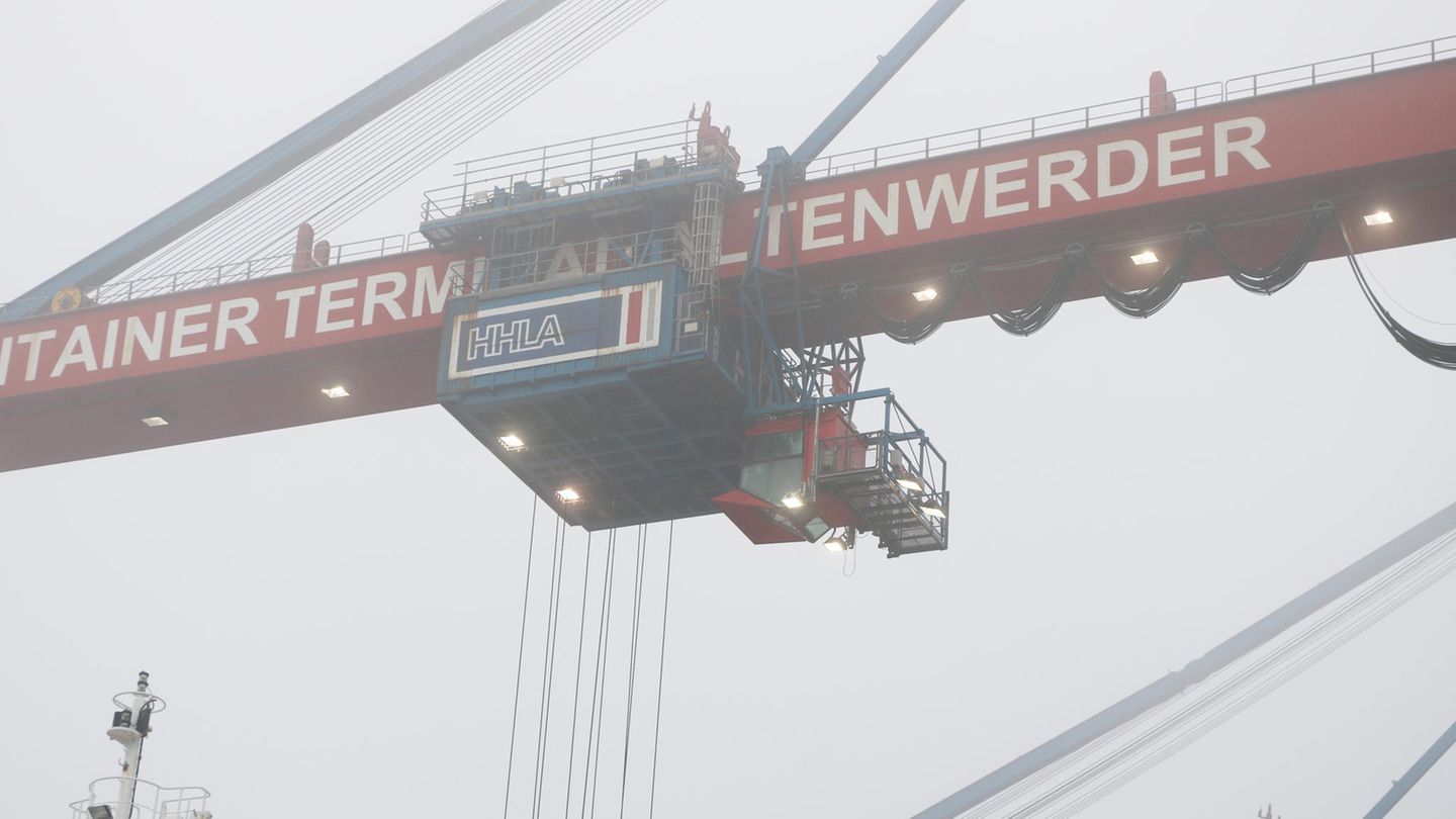 Blick auf die Hauptkatze, dem Fahrerhaus einer Containerbrücke