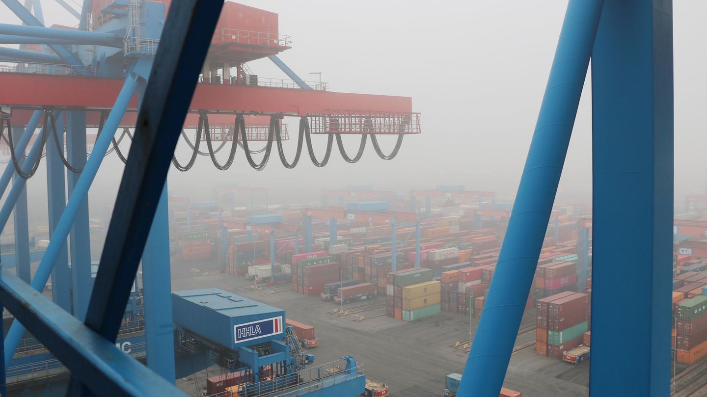 Blick von der Containerbrücke auf die Lagerblöcke