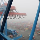 Blick von der Containerbrücke auf die Lagerblöcke