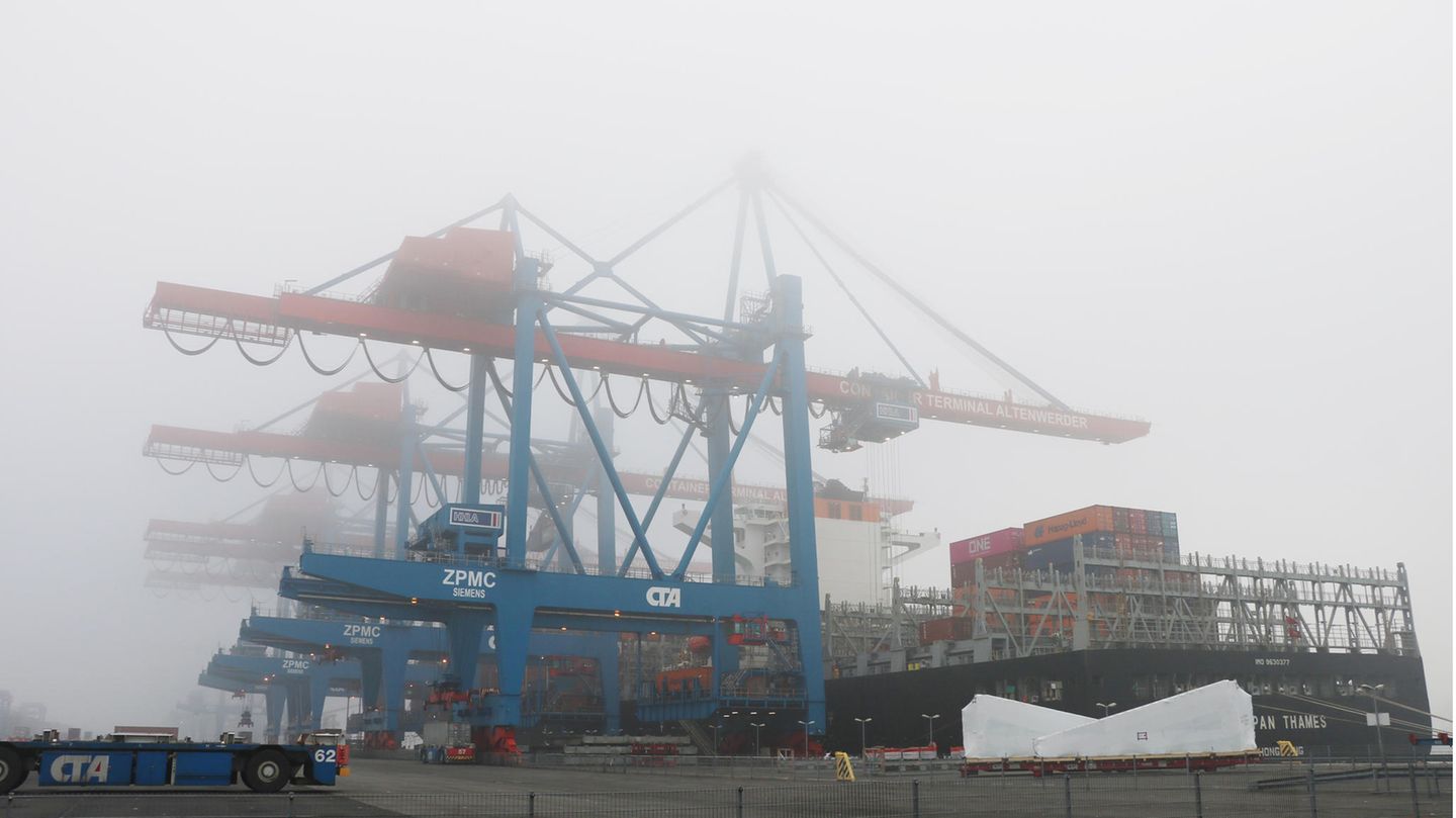 Im Nebel liegende Containerbrücken